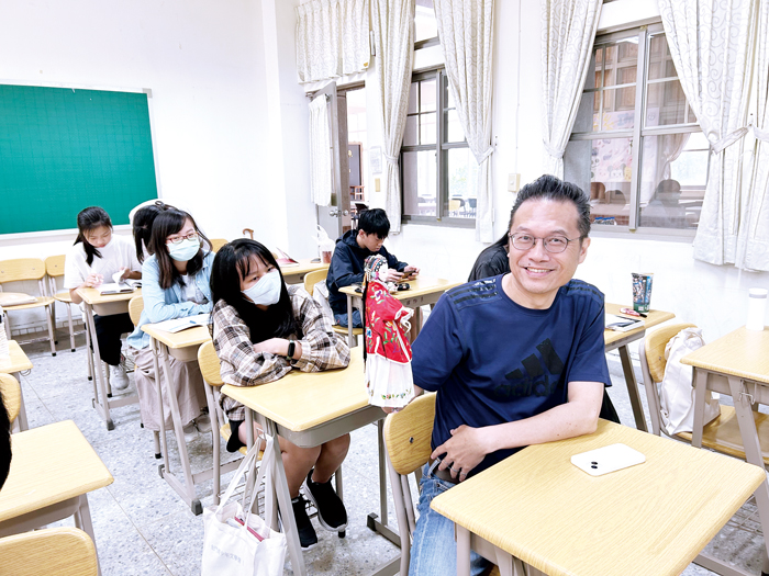 邱祖胤以盲眼布袋戲師傅為主角,寫出人生如戲的小說。(許加泰攝)