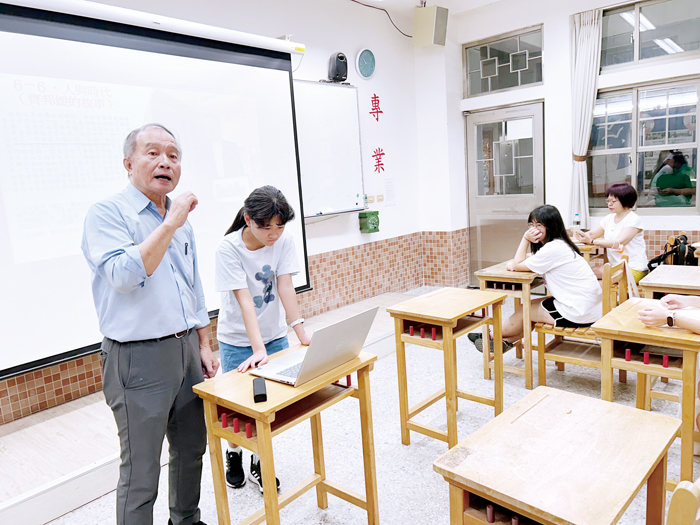 楊渡傳授現場採訪心法。(許加泰攝)