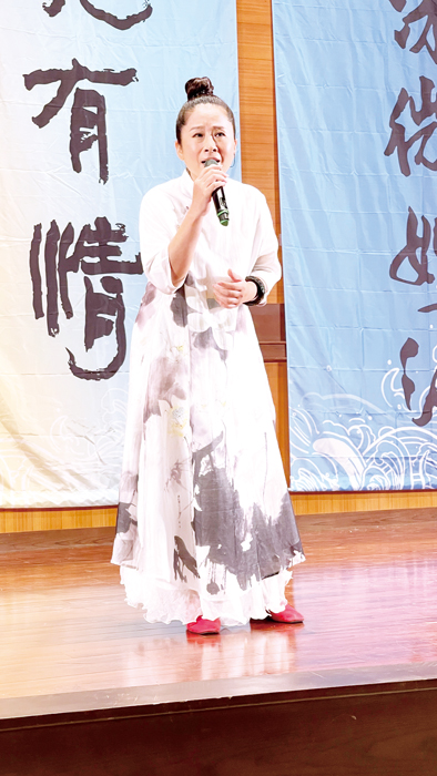「佛舍利光明遍照~愛與和平-佛陀舍利展」落幕,策展人彭立於館內演藝廳辦理「梵音覺有情祈福音樂會」,用歌聲闡述自己的心路歷程,感動許多人。(陳麗妤攝)