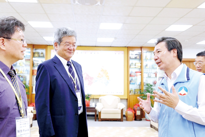 金門縣長陳福海昨會見教育部精準健康產業跨領域人才培育計畫團隊一行人,針對高齡健康產業及各項人才培育進行討論和交流意見。(楊水詠攝)