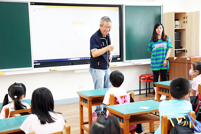 幼童閱讀夏令營開跑，鎮長吳有家、安瀾國小校長陳來添等人共同主持開幕儀式。
（金沙鎮公所提供）