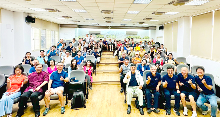 國立清華大學科管院在職專班林世昌執行長率百餘位碩、博士生到西口國小移地教學，並邀請中信金控首席經濟學家林建甫博士開講。（清大金門教育中心提供）