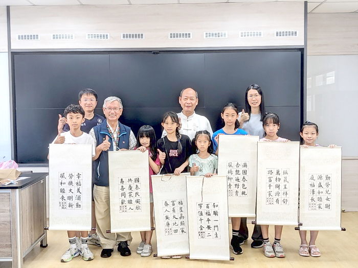 財團法人金門酒廠胡璉文化藝術基金會書法扎根教育在金門各鄉鎮的夏令營舉行。
（胡璉文化藝術基金會提供）