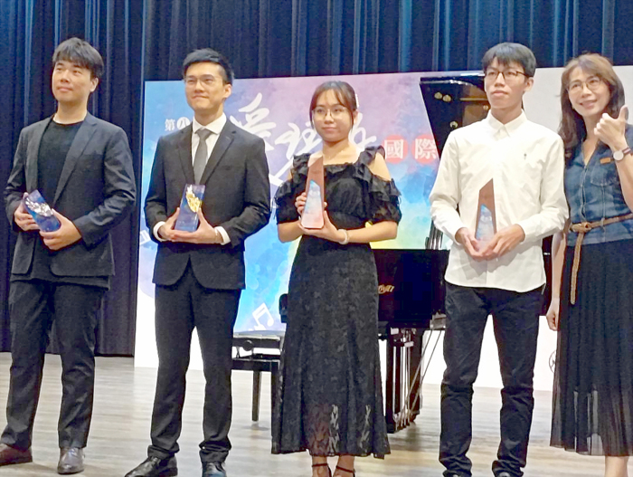 就讀國立臺北教育大學的金門籍子弟李曜辰，在「第八屆亞洲‧愛琴海國際音樂大賽」鋼琴自由選曲組彈出好成績。（李增汪攝）