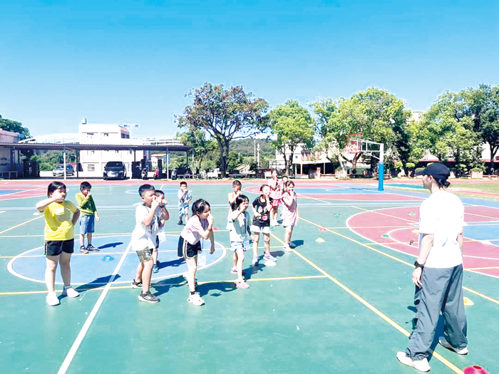上岐國小史懷哲營隊採用RPG遊戲主題進行為期三周課程設計，今年主題為【馬力歐】×【曠野】，課程內容更多元、更貼近虛擬世界，題材也更新穎。（上岐國小提供）