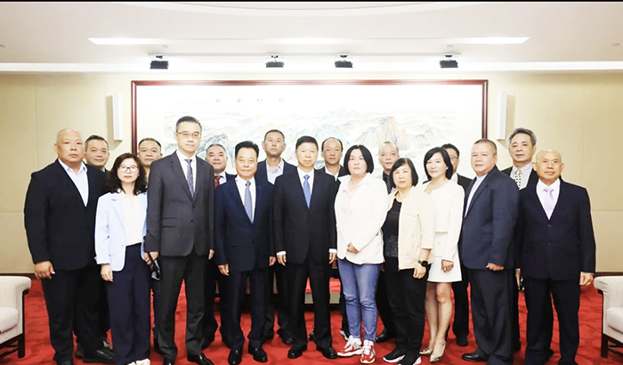 大陸國台辦主任宋濤與金門縣議會議長洪允典領銜「金門民意代表團」等一行人合影。（翻拍自中國台灣網）