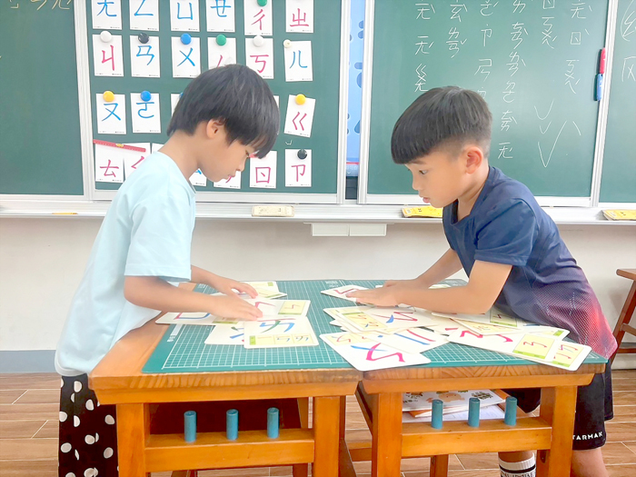 金沙鎮立圖書館「113年暑期幼童閱讀夏令營」圓滿落幕。鎮長吳有家偕指導老師李孟瓞等頒發結業證書及獎品,肯定與會學子的表現。(金沙鎮圖書館提供)