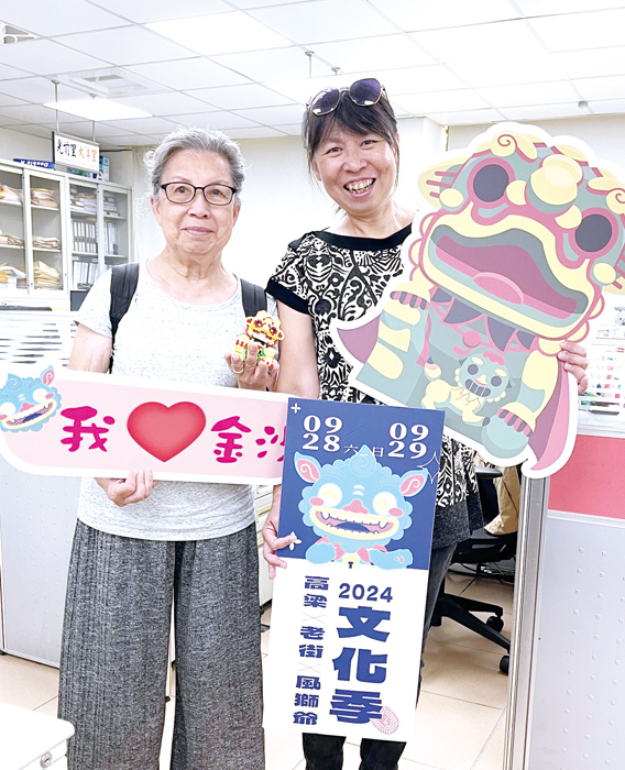 來自香港的梁鳳懷,在女兒余穎怡陪同下體驗順利換到積木。
(陳麗妤攝)
