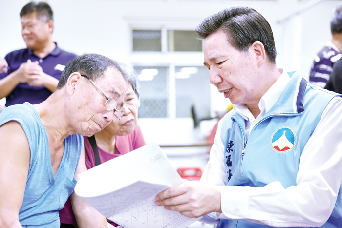 陳縣長指出,湖下2-29號計畫道路,除了採協議價購的方向,另提供以2平方米土地換1平方米建地的優惠。(薛子軒攝)