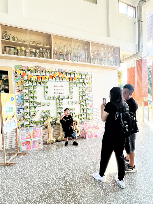 金鼎國小「鼎乖乖」牆,吸引小朋友拍照打卡。(金鼎國小提供)