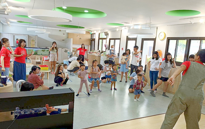 述美國小附設幼兒園舉辦迎新活動,讓新加入述美幼兒園的幼生,在家長陪伴下通關後戴上狀元帽,成為述美「幼幼狀元孩」,校長楊恭墉致贈象徵平安健康快樂的迎新禮。(述美國小提供)