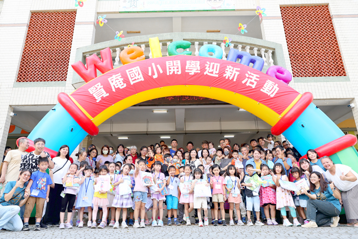 賢庵國小「代間傳承季—代代學無涯」開學日迎新活動，校長黃芸芸贈六福禮給每位新生。（賢庵國小提供）