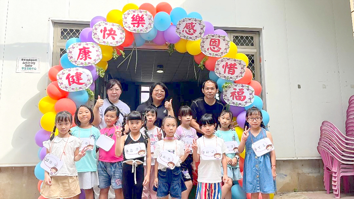 古城國小於開學日特別配合祖父母節，辦理「祖孫代代傳真情」歡迎國小一年級與幼兒園小班新生。（古城國小提供）