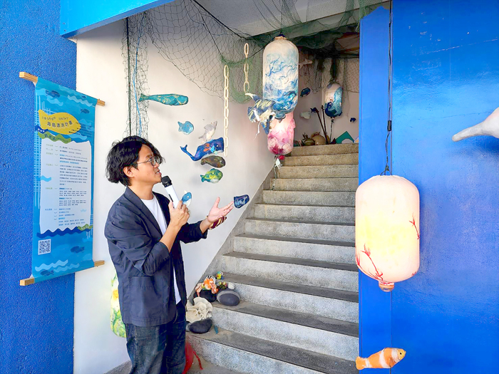現場並進行駐村藝術家作品說明。（許峻魁攝）