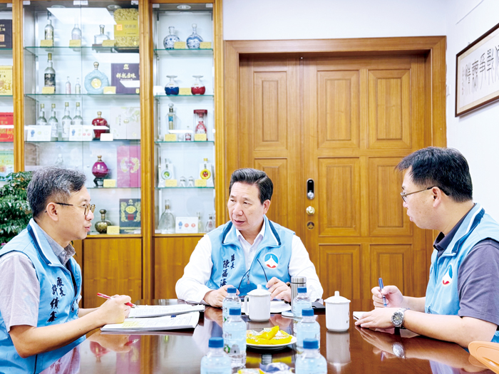 縣長陳福海與觀光處長許績鑫開會商討,如何因應即將開放的陸客來金旅遊。(縣府提供)