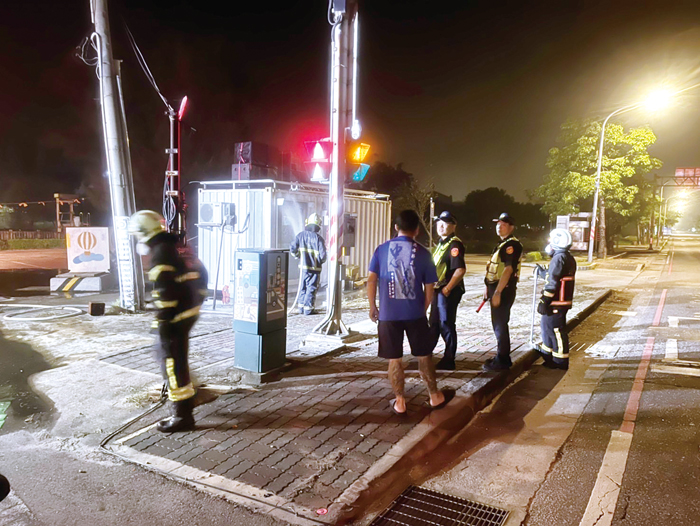 金湖國中校門口路段傳出火警，金湖消防車組前往搶救，未造成人員傷亡情事。（消防局提供）