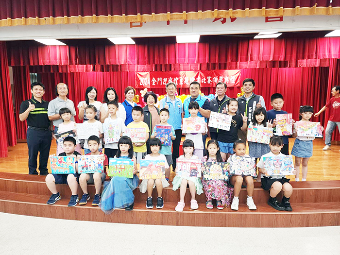 金門迎城隍繪畫比賽，低年級組合影。（許峻魁攝）