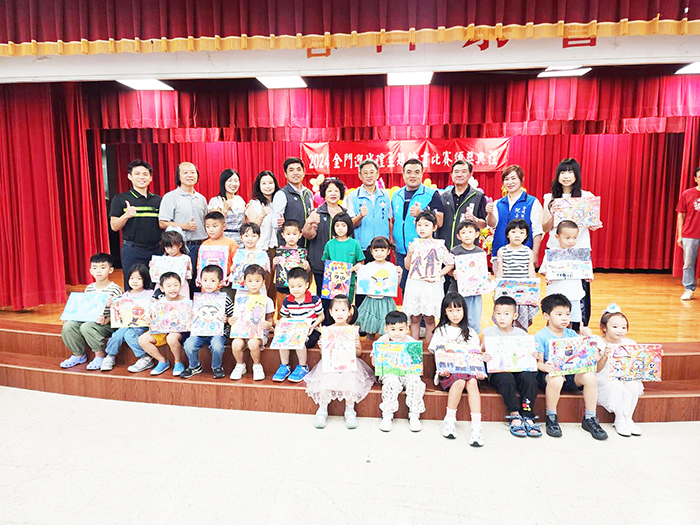金門迎城隍繪畫比賽，幼兒園組合影。（許峻魁攝）