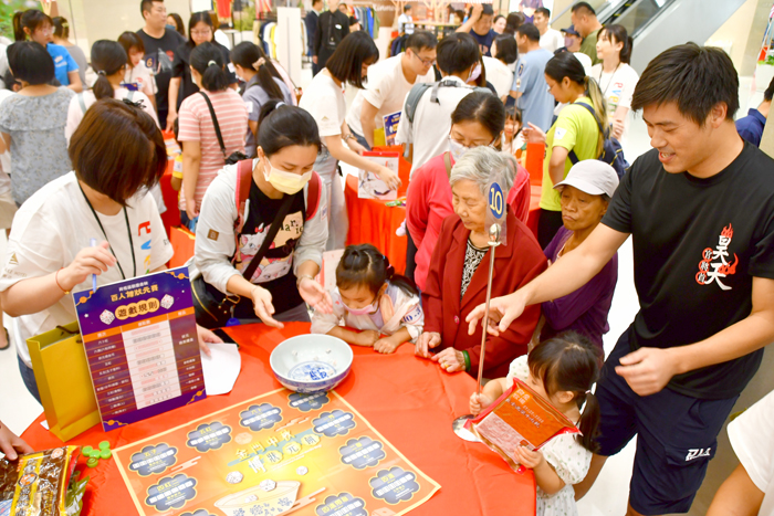 昇恆昌金湖廣場首度結合傳統與創新舉辦「百人博狀元賽」活動，現場一片熱鬧滾滾歡慶氣氛。（楊水詠攝）