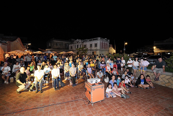 文化部所屬國立臺南生活美學館於南部七縣市推廣優質國片，8月31日晚上在金湖鎮瓊林聚落國定古蹟怡穀堂播映3D動畫《花帔阿獺》，吸引社區居民踴躍參與。
（國立臺南生活美學館提供）