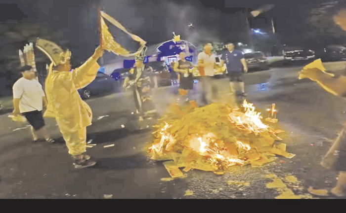 馬來西亞篇:
夜間黑白無常辦事護送金紙。
(圖源:馬來西亞吉打武安宮圖工)