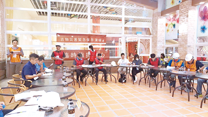 文化園區管理所在文化部文資局指導、國立台灣藝術大學專業團隊、文化局、消防局及宗親代表等參與下，日前首次以金門首件重要古物蔡復一畫像為例，舉辦重要古物防災演練。（文化園區管理所提供）