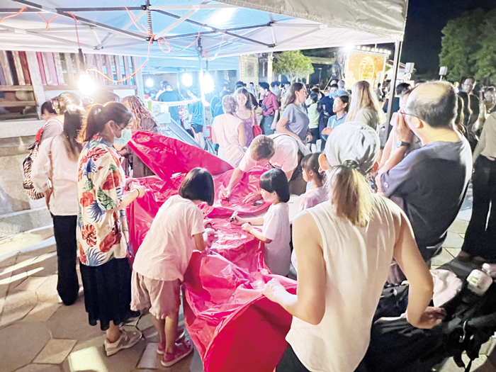 金沙鎮公所訂113年中秋節「祈福天燈施放暨摸彩聯歡晚會」活動即將登場,今年準備有90盞天燈開放民眾登記申購,即日起至113年9月10日止受理。圖為去(112)年祈福天燈施放情形。(金沙鎮公所提供)