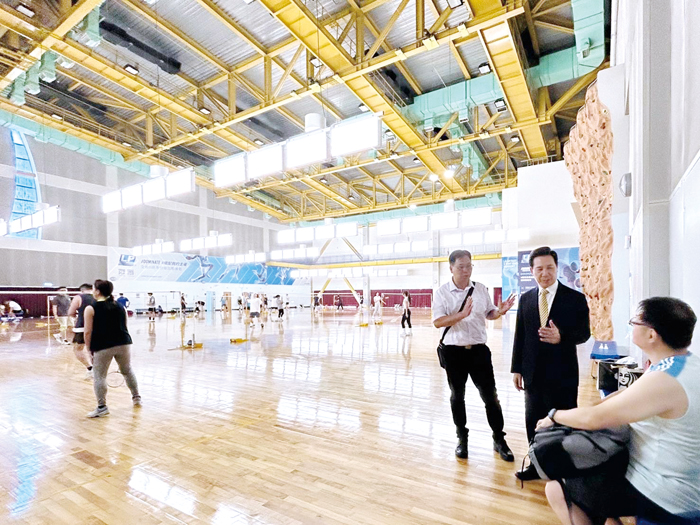 縣長陳福海參訪台北市大安運動中心,藉以擬定未來運動場館設施的參照依據。(教育處提供)
