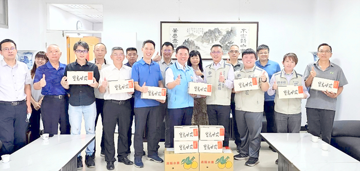 中秋佳節前夕,民進黨金門縣黨部主委蔡其雍,率領黨部與醫療服務團隊,慰勞辛勤駐守於國境最前線的軍警同仁。(蔡其雍辦公室提供)