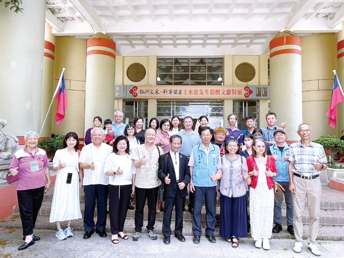 來自高雄市藝文團體理事長協會推出的「藝耀金門」聯展,以及由金門縣文藝協會承辦的「樂活一族」書畫聯展,昨日舉行聯合開幕儀式。(李增汪攝)
