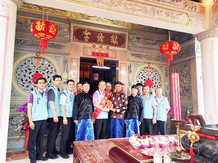 縣府參議張瑞心率縣府團隊上香。(后沙鎮南宮提供)