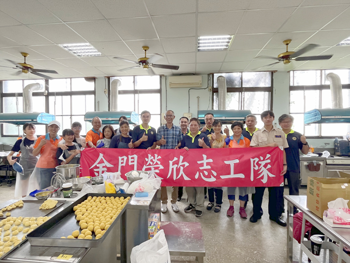 吳增允、游文勇及榮欣志工合影。(榮服處提供)