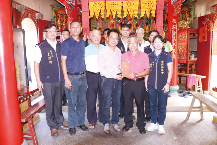 議會象德宮上香。(議會提供)