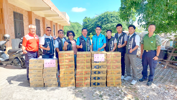中秋節前夕,金城鎮代表會慰勞辛苦的金城鎮清潔隊。(金城鎮民代表會提供)