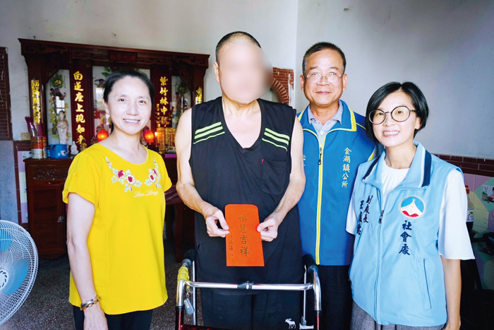 中秋節將屆,金門縣政府由縣長夫人許梨羡及社會處副處長王茲繐等人,分別探訪各鄉鎮弱勢族群家庭。(金門縣政府社會處提供)