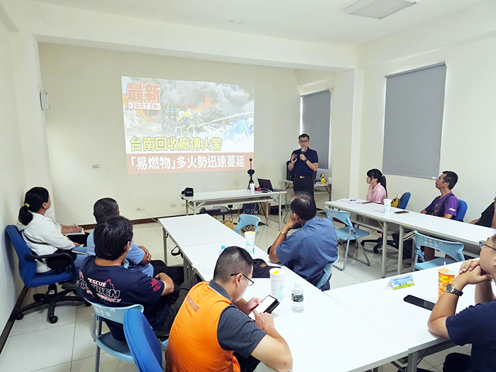 環保局結合金沙鎮公所清潔隊及金門縣消防局與金沙分隊於金沙鎮英坑資源回收貯存場進行消防安全講習及實地模擬演練。
(環保局提供)