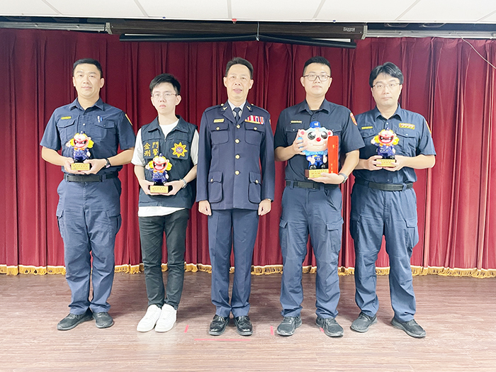 縣警局表揚該局113年9月員警好人好事楷模,由副局長汪大宇(中)親自頒贈警察風獅爺公仔及獎勵金,未能到場領獎的員警則由同仁代表上台領獎。 (縣警局提供)