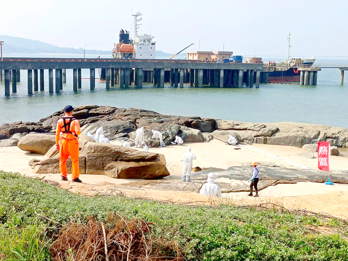 海洋油污染緊急應變實兵演練,在塔山發電廠棧橋碼頭舉行。(許加泰攝)