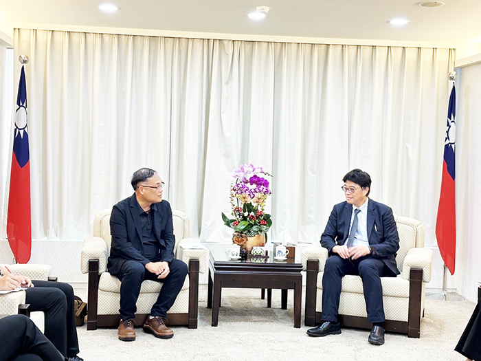 陸客來金旅遊在即,金門縣副縣長李文良13日上午率觀光處處長許績鑫等人拜會陸委會主委邱垂正。
(觀光處提供)