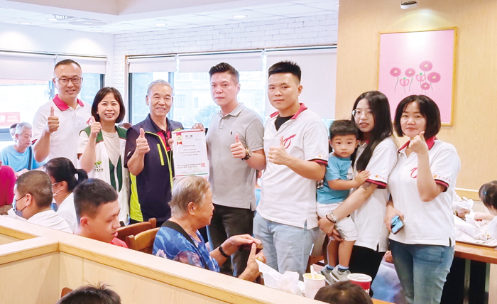 中秋節前夕，東森房屋金門加盟店招待家扶兒童吃漢堡炸雞套餐，家扶扶幼主委楊肅謙贈送感謝狀。（家扶中心提供）
