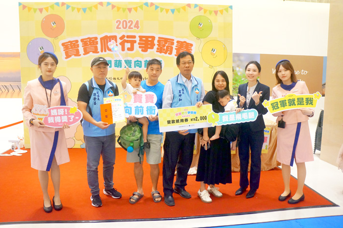 文化局與昇恆昌共同舉辦「寶寶爬行爭霸賽」活動：文化局長呂坤和頒獎獎勵優勝寶寶。（文化局提供）