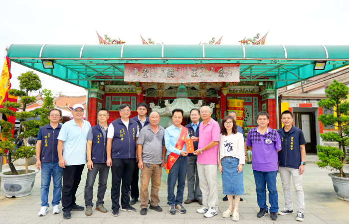 議長洪允典率團隊至靖海堂參拜祈福。(議會提供)
