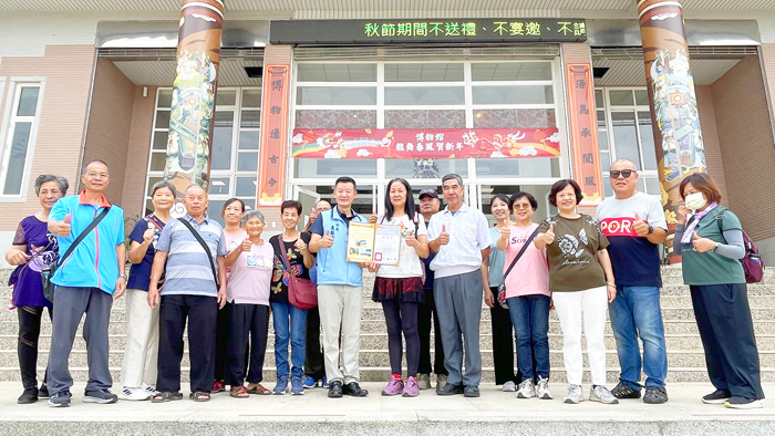 蔡厝民享社區發展協會14日辦理113年中秋節活動,帶領110位會員領略金門閩南、軍事文化,藉以讓社區居民以及蔡氏子孫更貼近家鄉歷史,凝聚居民情誼,提前歡度中秋。(社區提供/陳麗妤攝)