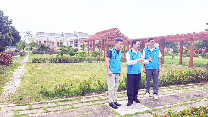 縣長陳福海視察文化園區管理所周遭環境,並與現場家長和孩童互動。(該所提供)
