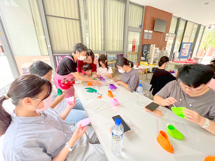 議員許玉昭偕志工教導外籍和住宿學生手作紅龜粿及東施娘鞋。(金大提供)