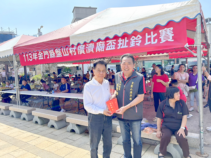 洪允典議長(左)敬獻爐敬金,也贈送一萬元禮券,由主委翁明楷(右)代為接受。
(盤山廣濟廟管委會提供)