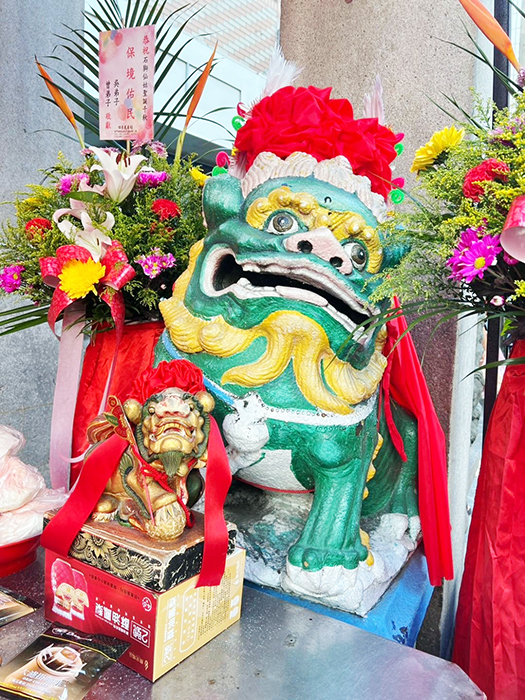 每年的農曆八月十五中秋節相傳為石獅仙姑的千秋日，附近民眾均會為石獅仙姑慶生，奉上鮮花素果及牲禮祭祀石獅仙姑。（李增汪攝）