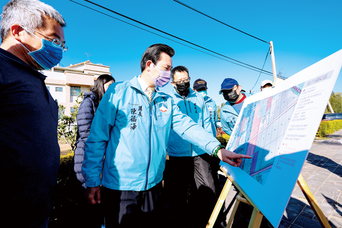 「青年自建住宅」政策自112年初計畫推動,縣長陳福海多次前往各鄉鎮會勘適合的用地。(縣府提供/資料照片)