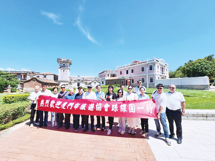 廈門市協會踩線團參訪水頭得月樓,在景點前合影。(許峻魁攝)