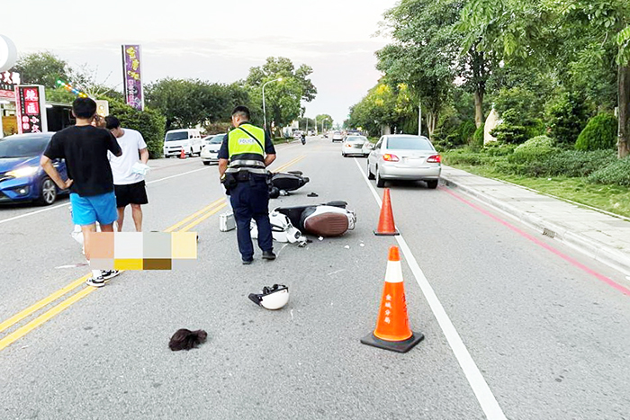 環島北路一段文化局前路段發生機車相撞車禍，金城分局警備隊員警到場處理。（金城分局提供）